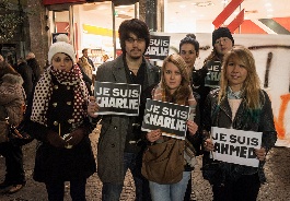 Salerno, flash mob in solidarietà a Charlie Hebdo