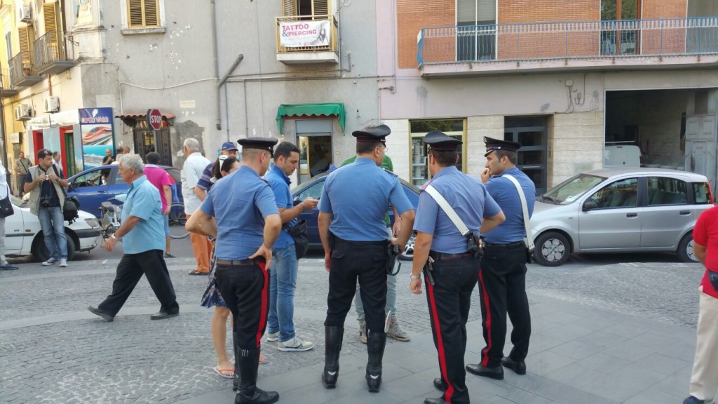 carabinieri nella piazza davanti al municipio