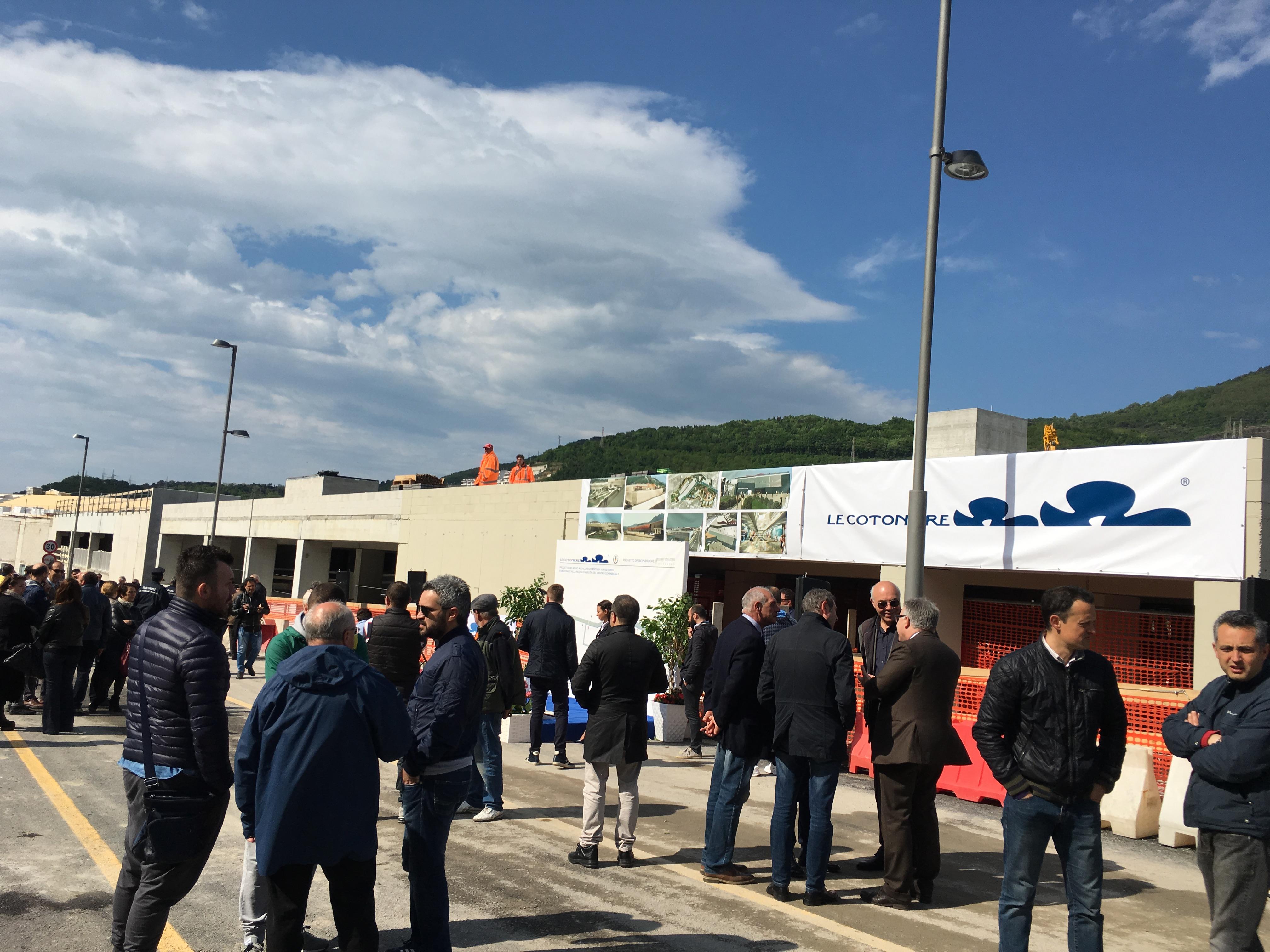 Si inaugura Via dei Greci, i ‘No alle Fonderie’ contestano De Luca