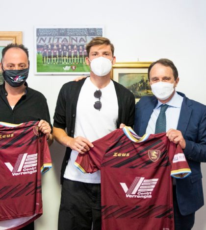 Capitan Di Tacchio consegna maglie personalizzate al partner sanitario Centri Verrengia