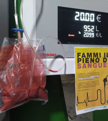 Sacche di sangue e distributori sigillati per protestare contro il caro benzina