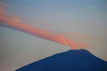 Eruzione Etna, continua colata lavica dalle tre bocche