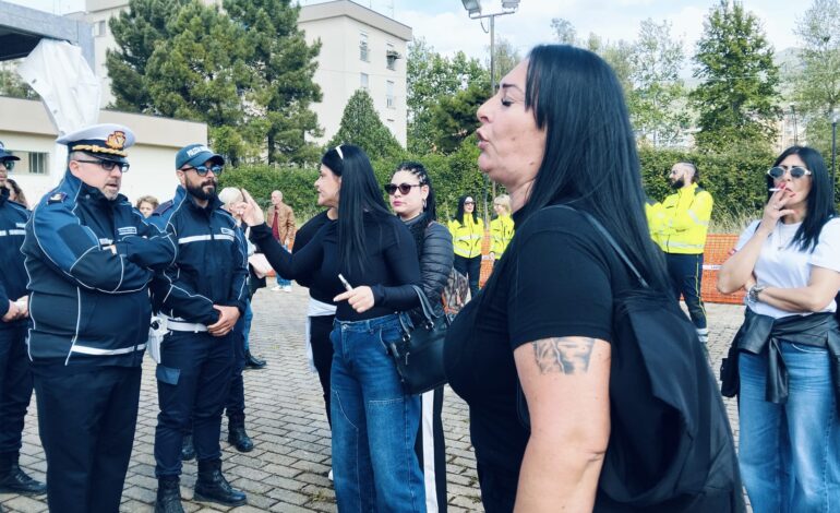 Eboli. Case Acer, la protesta dei residenti