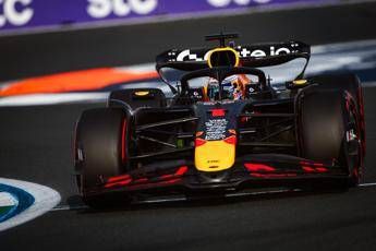  Formula 1, Verstappen in pole a Baku. Lontane le McLaren, buio Ferrari