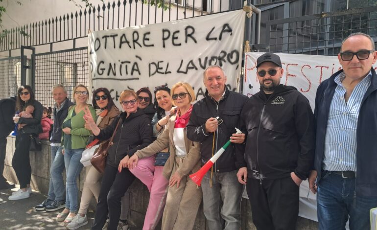 Vertenza Villa delle Rose di Cava: protesta davanti alla sede dell’Asl Salerno