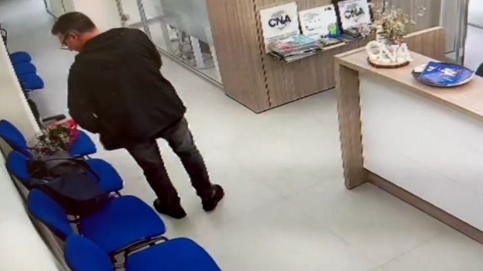 Salerno, entra nella sede della Cna e porta via uno zaino
