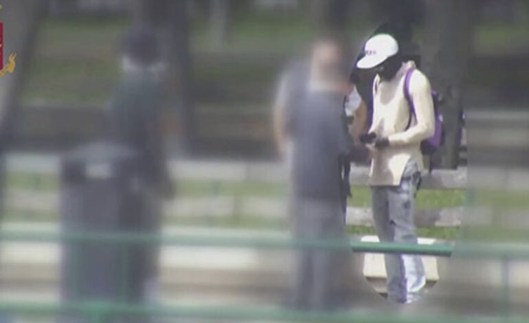 Salerno: stranieri sorpresi a spacciare droga sul Lungomare