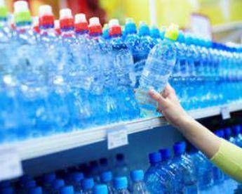  Acqua in bottiglia, test boccia 6 marche su 21: livelli eccessivi inquinante Tfa