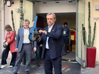 Bernaudo come Milei: aziona motosega a convention Liberisti Italiani