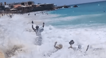  Caraibi, onda travolge una coppia a riva e la scaglia contro le rocce – Video