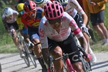  Giro d’Italia, Carapaz vince in fuga l’undicesima tappa. Del Toro resta in maglia rosa
