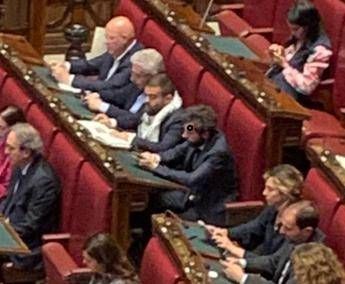 Kefiah e fantasmi in Aula alla Camera, Meloni non raccoglie e solo alla fine ‘sbotta’ con Schlein