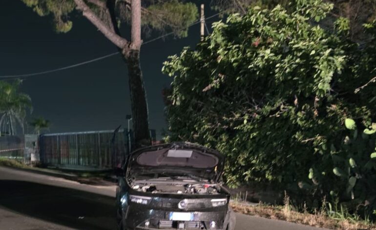 Schianto nella notte sulla Statale 18, sette persone ferite