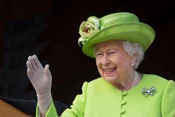 A Elisabetta II piaceva lavare i piatti: lo fece per Cameron e la Thatcher