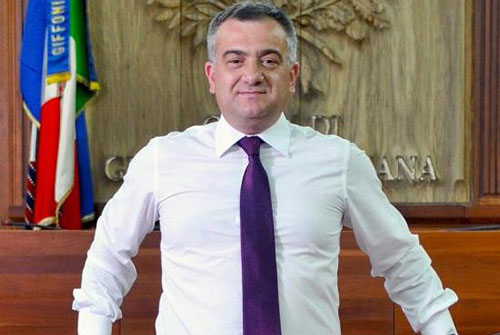 Dovete solo succhiare…chupa chups, bufera sul sindaco di Giffoni V.Piana