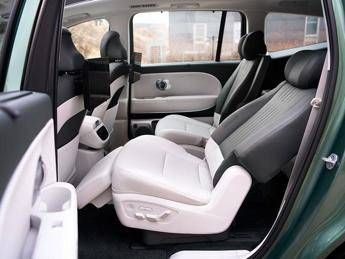 Hyundai reinventa il comfort: l’auto diventa un salotto dinamico