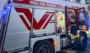 Incendio in un palazzo di Biella, un morto e 7 intossicati