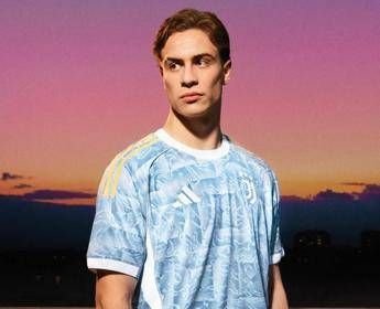La Juventus presenta la seconda maglia, ma ai tifosi non piace
