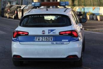Roma, scontro tra auto e moto: morto motociclista, conducente fugge lasciandolo a terra