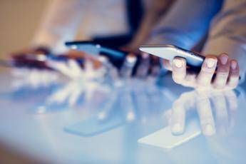 Smartphone e tablet, entrano in vigore norme ecodesign ed etichette energetiche