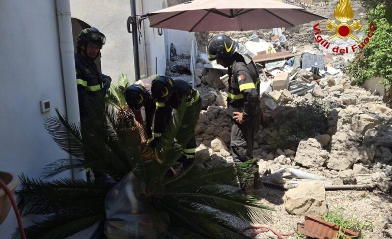 Torre del Greco. Esplosione, crolla parte di edificio: un morto