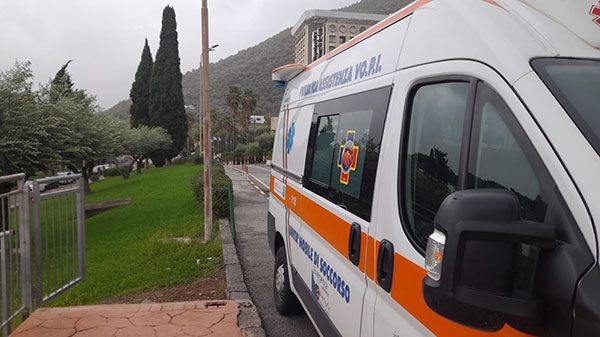 Bambino di 6 anni rischia di annegare in piscina a Giffoni: