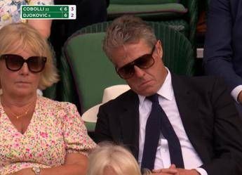 Cobolli-Djokovic lottano e Hugh Grant dorme a Wimbledon