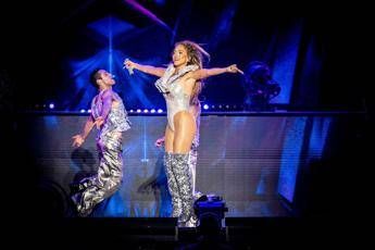 ‘I love Italy!’, Jennifer Lopez sventola il Tricolore sul palco di Lucca