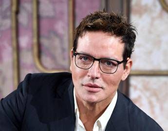 Infortunio sul set per Gabriel Garko, il video dall’ospedale sulla sedia a rotelle