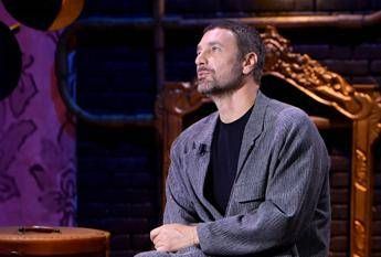 Legale Monzino: “Non ha mandato lui messaggi a Raoul Bova. Audio a Corona? Martina Ceretti lo sapeva”