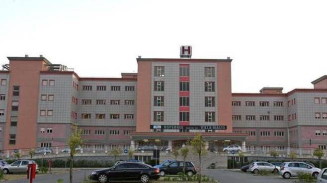 Sarno. Curata per 10 giorni in barella