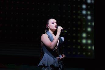  Sarah Toscano travolta dal bodyshaming, le offese degli hater per il video