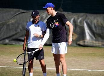 Sinner, allenamento a Wimbledon con gomito fasciato: oggi match con Shelton