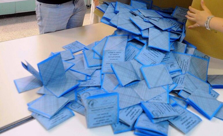  Sondaggio politico, Fratelli d’Italia e Pd giù. Crescono M5S e Lega