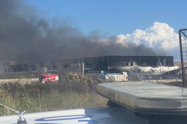 Battipaglia, vasto incendio nella zona industriale