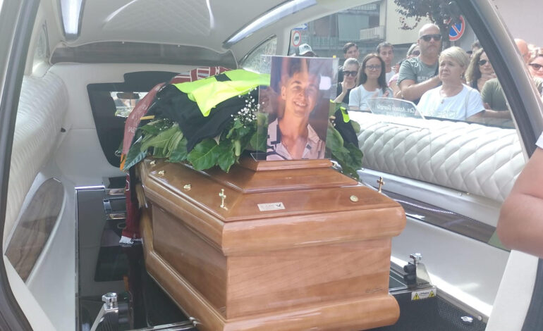 Bellizzi. A salutare Enzo  gli ultras con cori e fumogeni