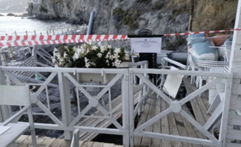 Vietri, sequestrato solarium sulla spiaggia della “Crestarella”