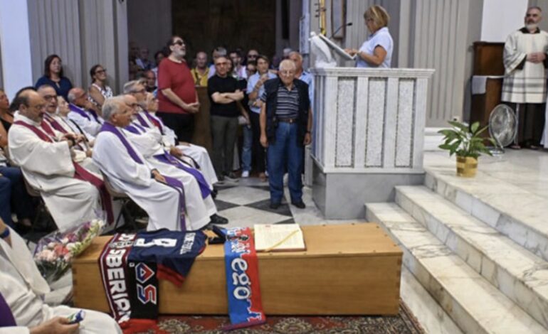 Sciarpa della Salernitana sulla bara di padre Fedele