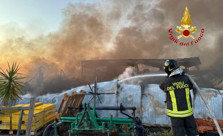 Pontecagnano, capannone agricolo a fuoco