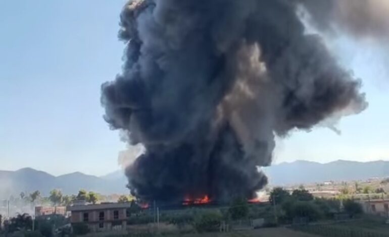 Vasto incendio tra Pompei e Scafati in un deposito giudiziario