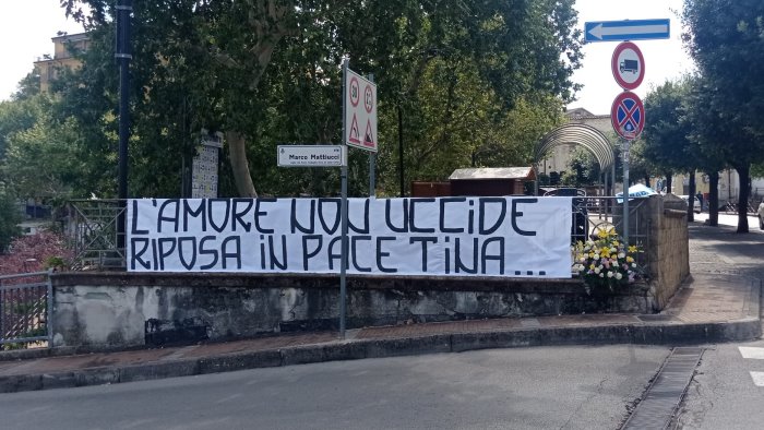 Striscione per Tina, la donna uccisa a Montecorvino