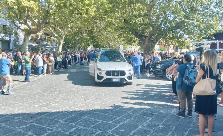 Montecorvino Rovella piange Tina