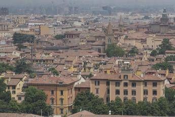 A Bologna pipe gratuite per il consumo di crack, è polemica per l’iniziativa del Comune