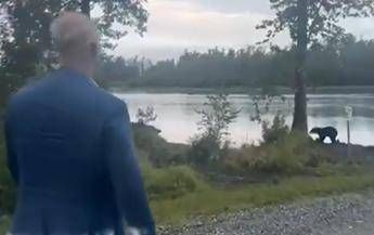 Dmitriev incontra un orso in Alaska prima del vertice: “Sia di buon auspicio”