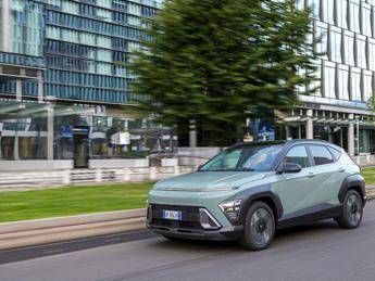  Hyundai KONA MY2026: più potente senza aumenti di listino