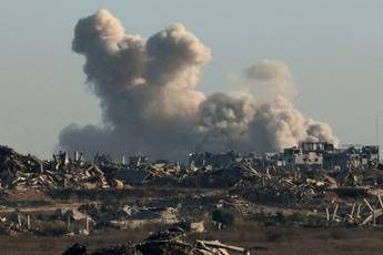 Israele intensifica attacchi su Gaza, decine di morti e feriti