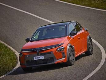  Lancia Ypsilon HF elettrica: potenza e sportività in 280 CV a zero emissioni