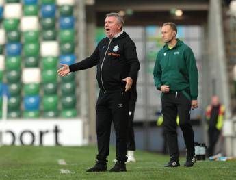 Lituania, valigie lanciate in campo contro l’allenatore: “Vattene”