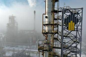  Russia, è crisi carburanti dopo raid Ucraina a raffinerie: isole Kurili senza benzina