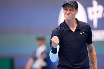 Sinner concede un set, ma vola in finale a Pechino: De Minaur ancora ko